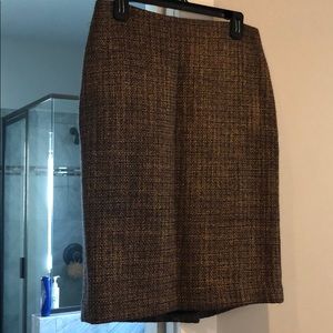 Back zip wool skirt. Lined